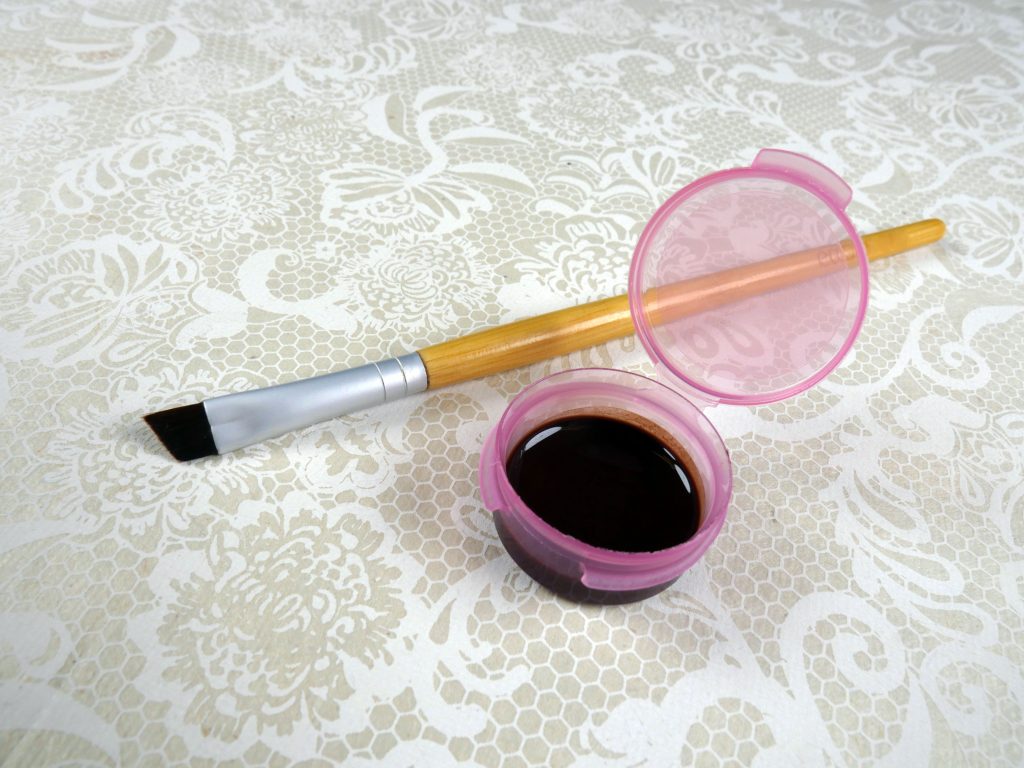 lacons sample container with eyeliner